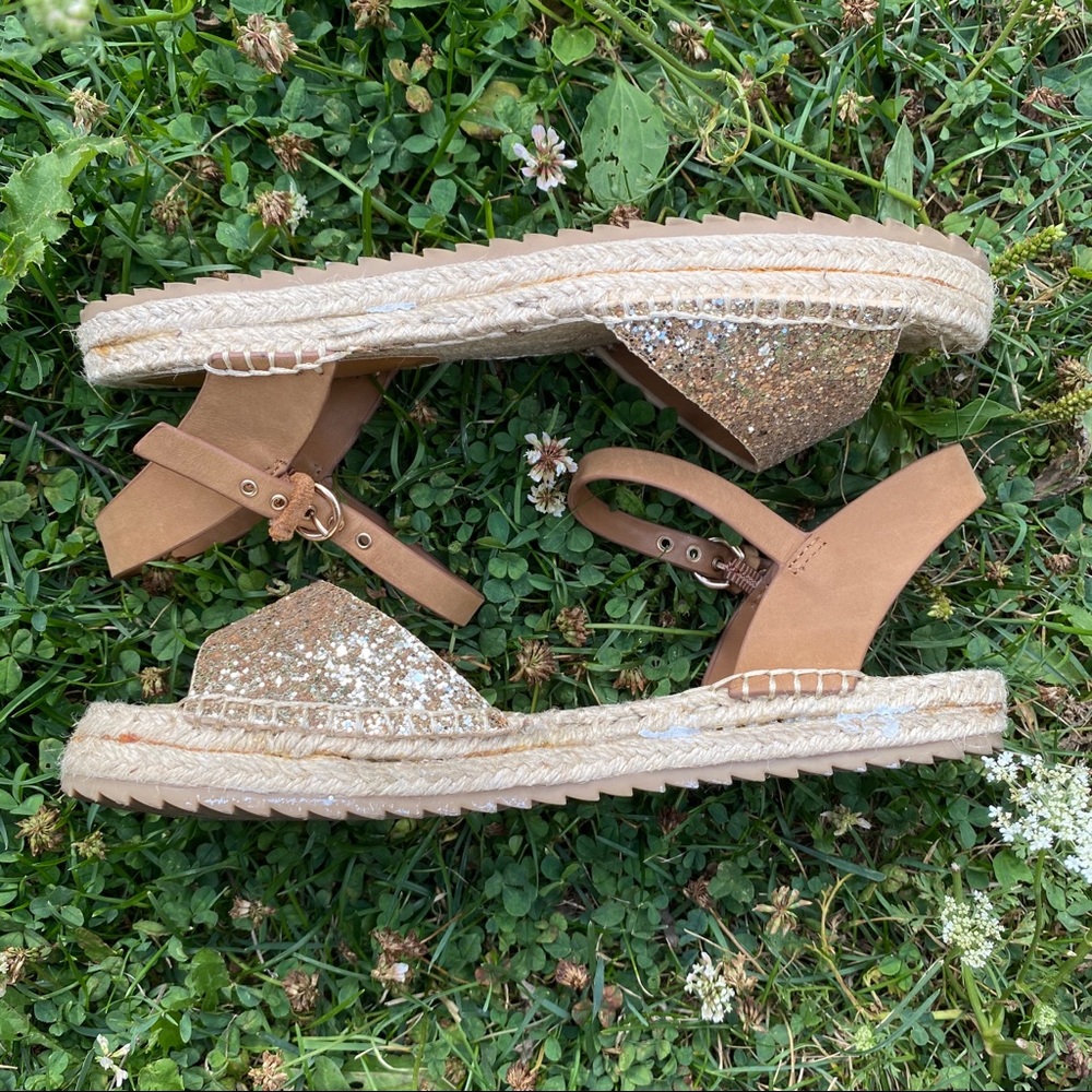 🎉Gold Glittery Espadrille Sandals 🎉 - Picture 12 of 15